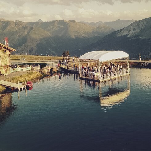  The Marisa-Hof  with it`s location directly at Lake Öpfelsee and the most beautiful view of the surrounding mountain panorama. | © Davos Klosters Mountains