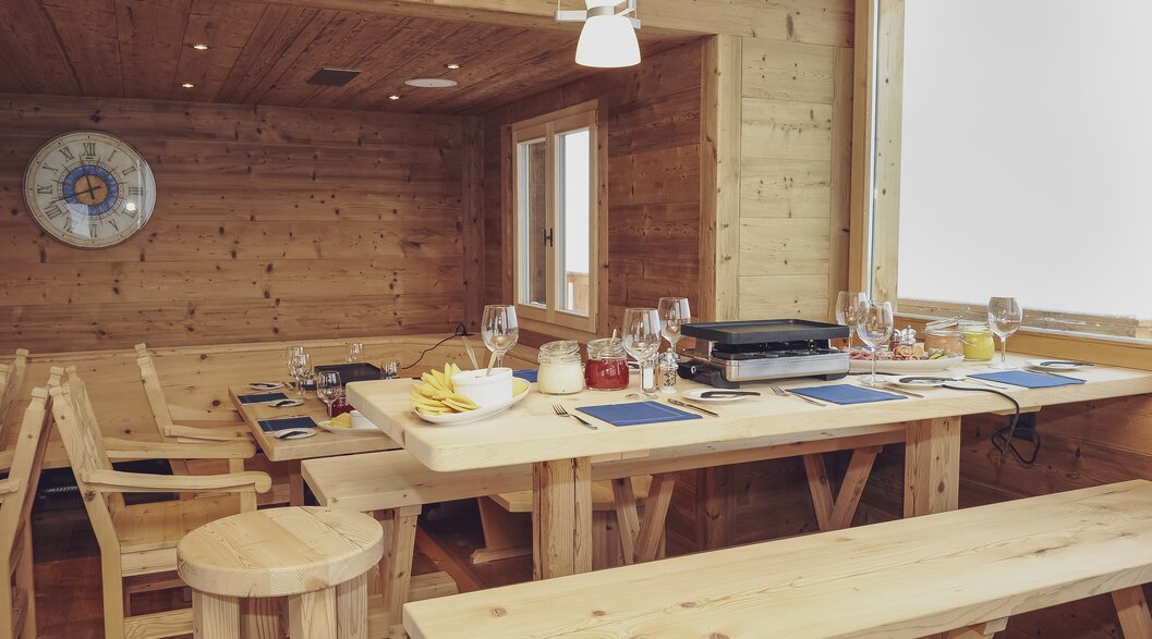 A set table is ready for a cosy raclette night. | © Davos Klosters Mountains