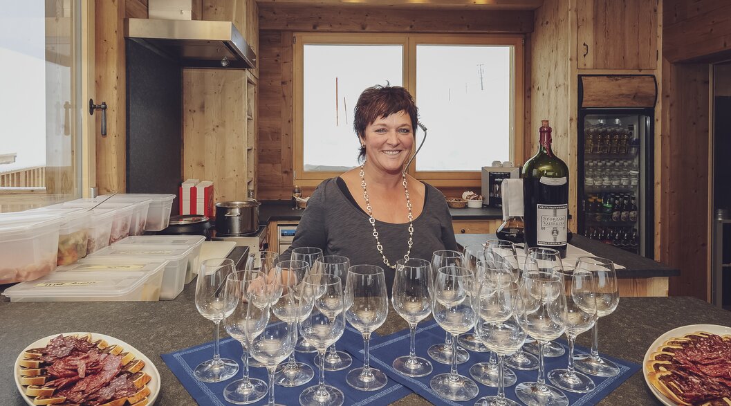 Waitress is ready with a small welcome aperitif of various local specialties for the guests. | © Davos Klosters Mountains