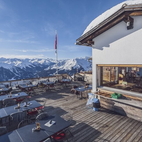 The cosy mountain hut restaurant on the Schaffürggli-Zügenhüttli ski run with a fantastic view. | © Davos Klosters Mountains