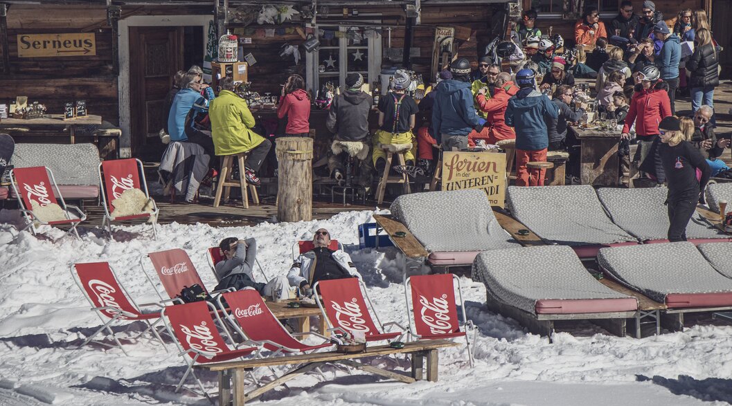In loungers, at the bar or on the terrace people enjoy typical mountain specialities or simply the warmth of the sun.  | © Davos Klosters Mountains