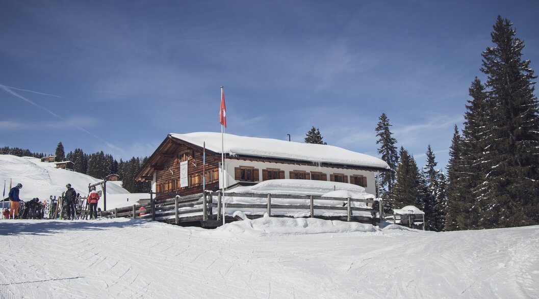 Charmantes Berghaus Erezsäss aus der Ferne nahe der Talstation Schiferbahn. | © Davos Klosters Mountains