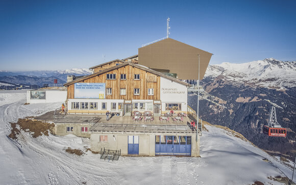 Sonnenterrasse des Berg Restaurants Gotschnagrat im Winter. | © Davos Klosters Mountains
