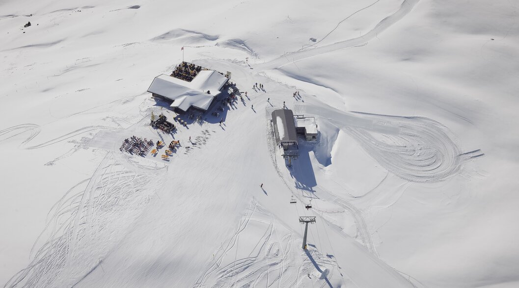 Aerial view of the ski hut Gruobenalp and the chairlift station. | © Davos Klosters Mountains