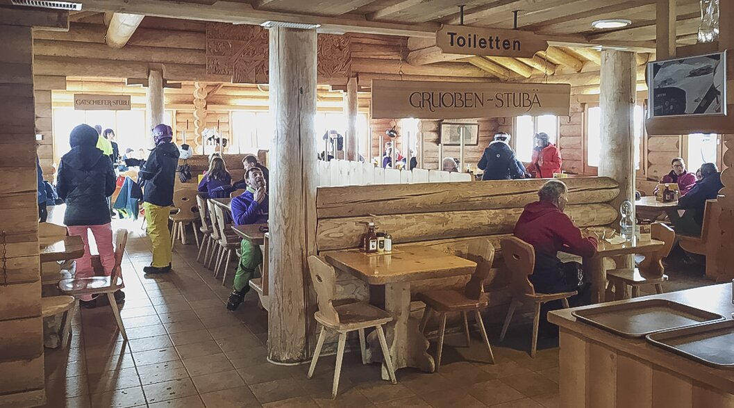 View into the interior of the cosy and rustic ski hut Gruobenalp. | © Davos Klosters Mountains