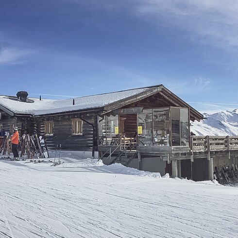 View towards the log cabin Gruobenalp in the skiing area Parsenn/Gotschna. | © Davos Klosters Mountains