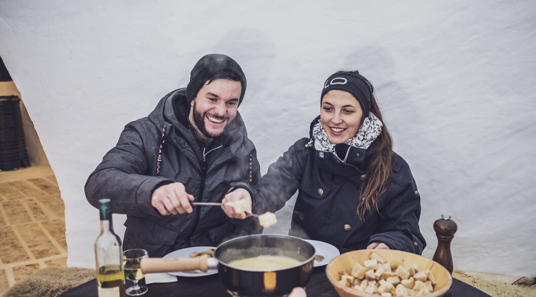 Fondue-Genuss im Igludorf Davos Klosters | © Davos Klosters Mountains