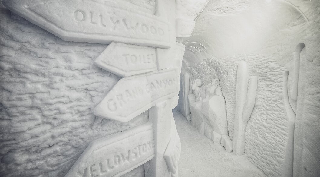 Wegweiser aus Schnee zeigen den Gästen die Richtungen an im Gang des Iglu-Dorf Davos. | © Davos Klosters Mountains