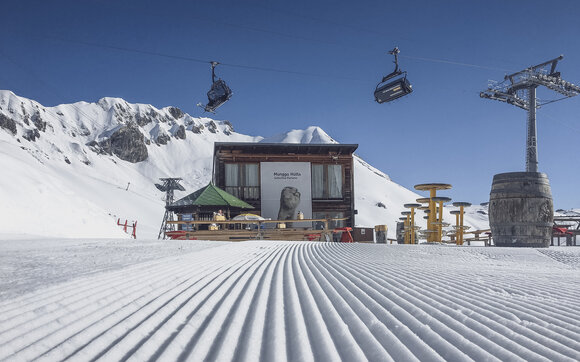 Freshly groomed slopes lead to the charming Munggahütte on Parsenn.  | © Davos Klosters Mountains