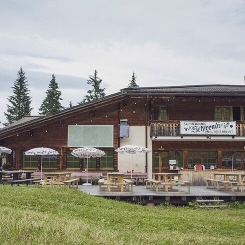 View to the cosy Serneuser Schwendi with its large sun terrace. | © Davos Klosters Mountains