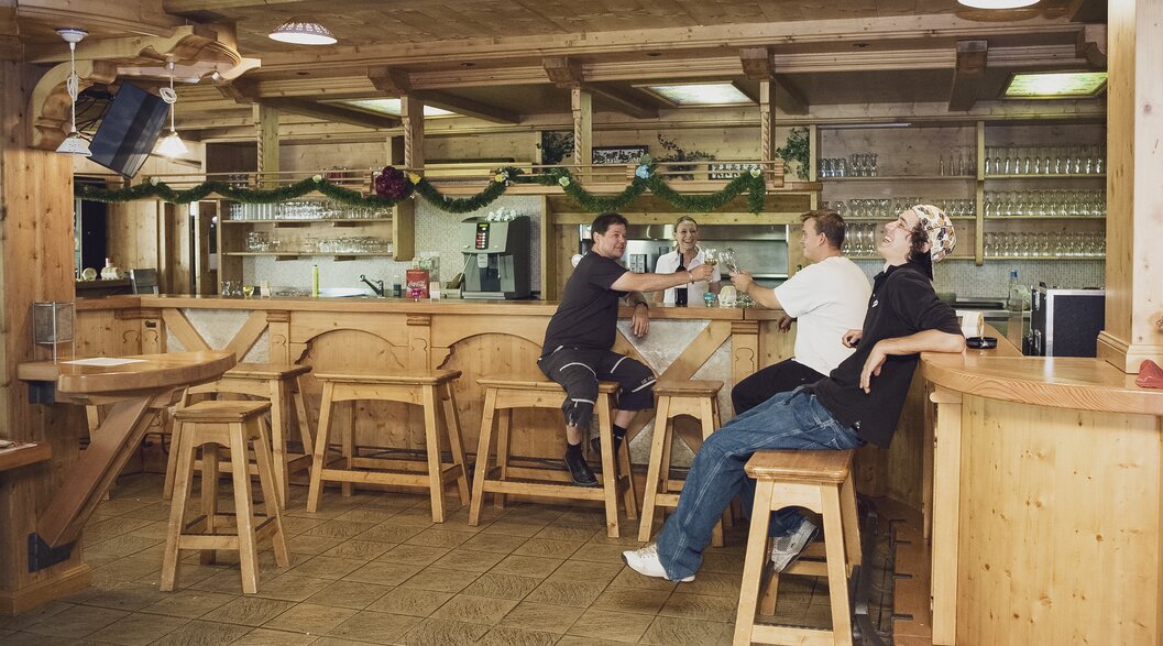 Die Urchige, aus Holz bestehende Bar der Serneuser Schwendi. | © Davos Klosters Mountains