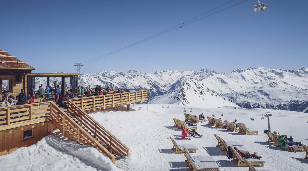 Sonnenterrasse der Totalpbar mit traumhafter Bergkulisse im Hintergrund. | © Davos Klosters Mountains