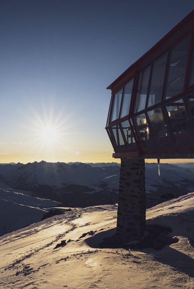 Das Bergrestaurant auf dem Weissfluhgipfel Parsenn | © Davos Klosters Mountains Atemberaubenden Panoramablick über die Bündner Alpen vom Bergrestaurant Weissfluhgipfel. | © Davos Klosters Mountains