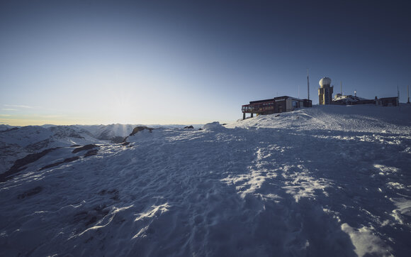 Das Bergrestaurant Weissfluhgipfel aus der Ferne mit traumhaftem Panoramablick. | © Davos Klosters Mountains