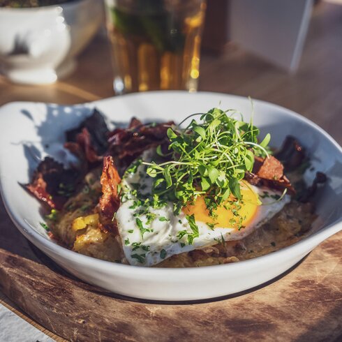 Ein schön angerichteter Teller mit Rösti, Speck und Spiegelei. | © Davos Klosters Mountains