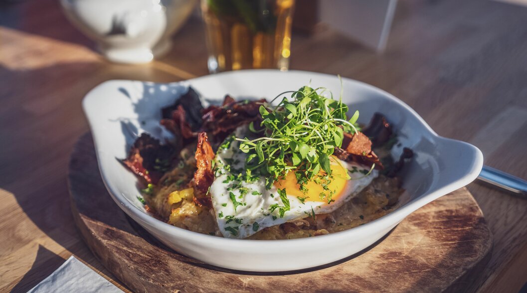 A beautifully arranged plate with rösti, bacon and fried egg. | © Davos Klosters Mountains