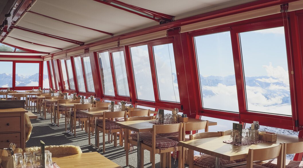 Set tables lined up in the mountain restaurant Weissfluhjoch with panoramic view. | © Davos Klosters Mountains