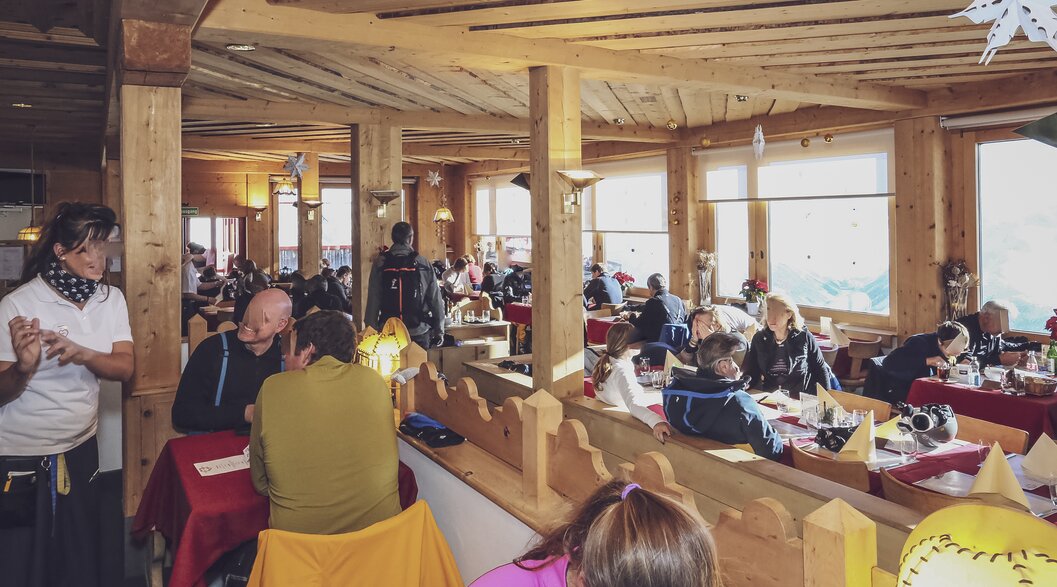 Innenansicht des belebten Selbstbedienung Restaurant Weissfluhjoch in Davos. | © Davos Klosters Mountains
