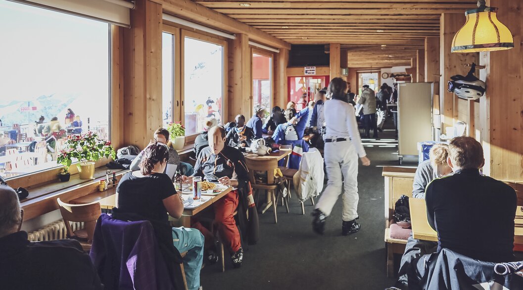 Gäste geniessen ihr Mittagessen und wärmen sich auf im Restaurant Weissfluhjoch auf Parsenn. | © Davos Klosters Mountains