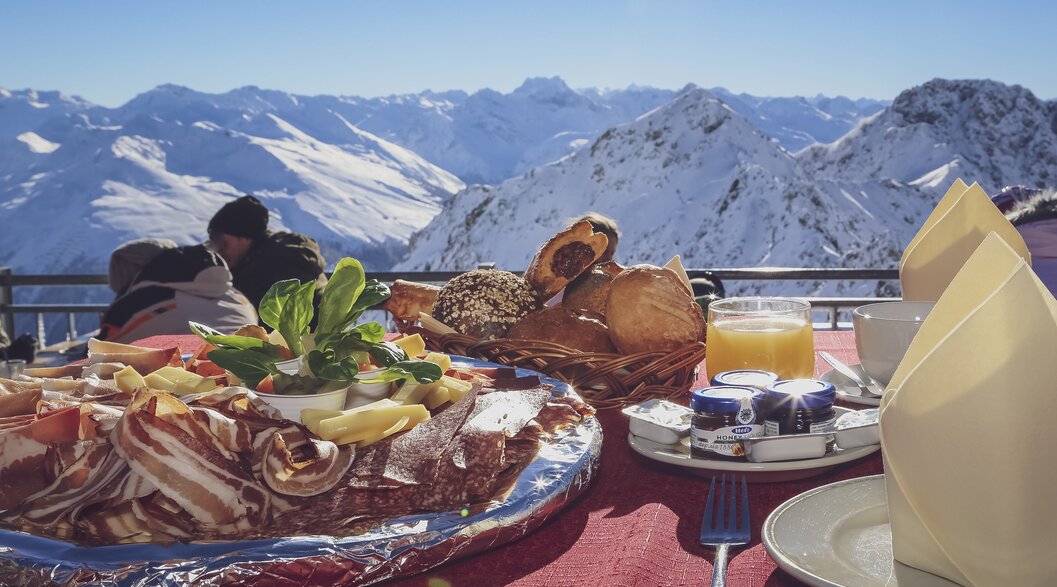 Eine Bündnerplatte an idyllischer Lage mit voller Bergsicht im Restaurant Weissflujoch. | © Davos Klosters Mountains