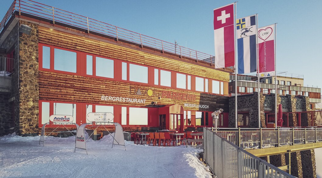 Aussenansicht auf das von der Sonne bescheinte Restaurant Weissfluhjoch auf Parsenn. | © Davos Klosters Mountains