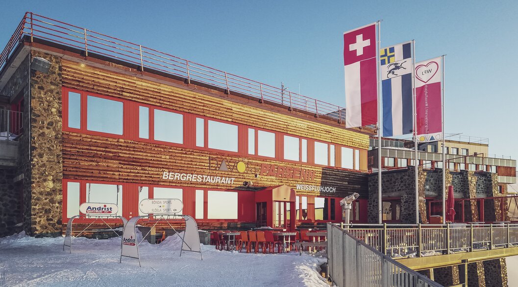 Aussenansicht Restaurant Weissfluhjoch | © Davos Klosters Mountains Aussenansicht auf das von der Sonne bescheinte Restaurant Weissfluhjoch auf Parsenn. | © Davos Klosters Mountains