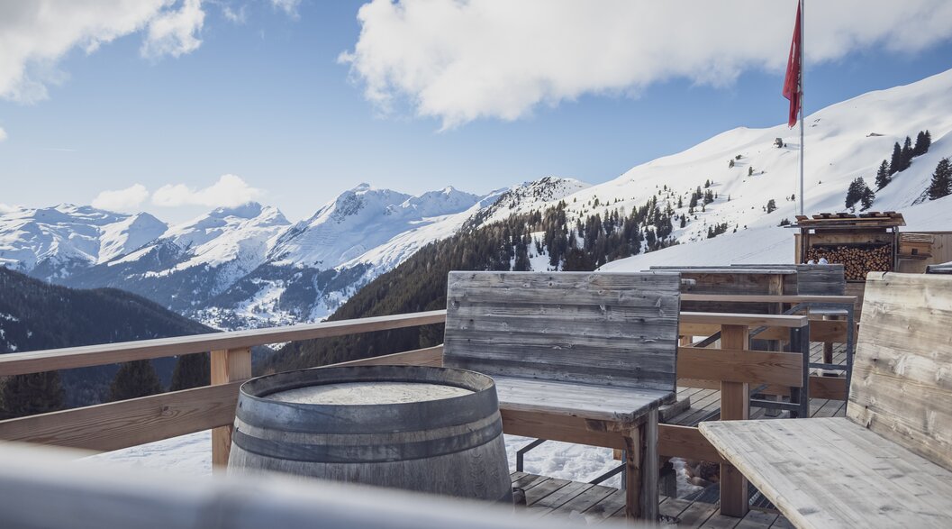 Wonderful mountain panorama view from the terrace of the Mäderbeiz. | © Davos Klosters Mountains