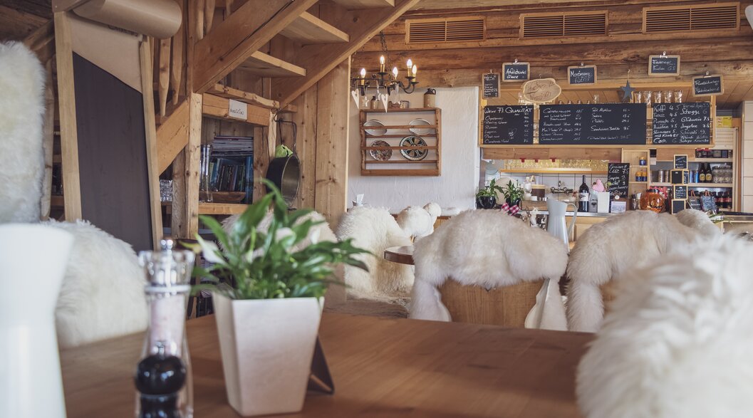 The cosy restaurant of the Mäderbeiz which is furnished with much love. | © Davos Klosters Mountains