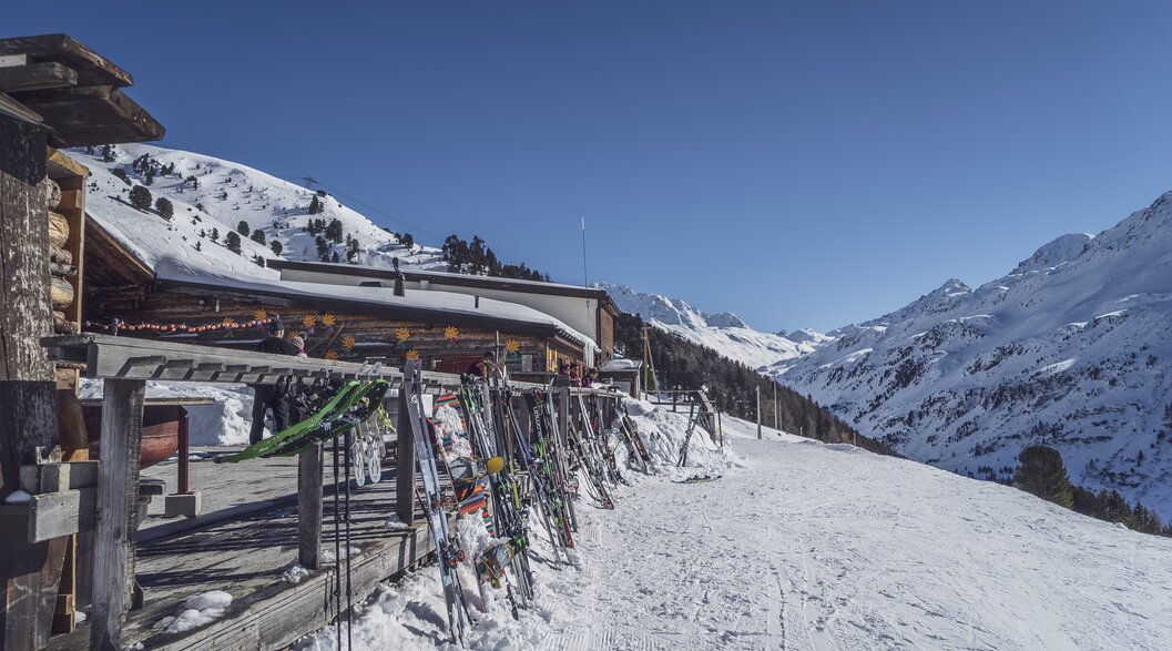 Ski stand in front of the Restaurant Mäderbeiz on Pischa. | © Davos Klosters Mountains