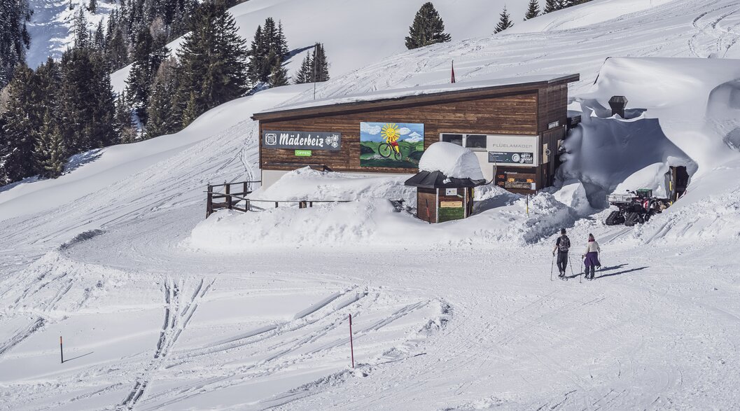 View of the Restaruant Mäderbeiz which is accessible via a winter hiking trail.  | © Davos Klosters Mountains