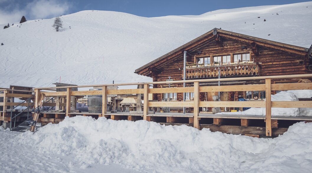 Sicht auf das heimelige Restaurant Mäderbeiz umgeben von einer Schneepracht. | © Davos Klosters Mountains