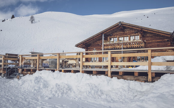 Sicht auf das heimelige Restaurant Mäderbeiz umgeben von einer Schneepracht. | © Davos Klosters Mountains