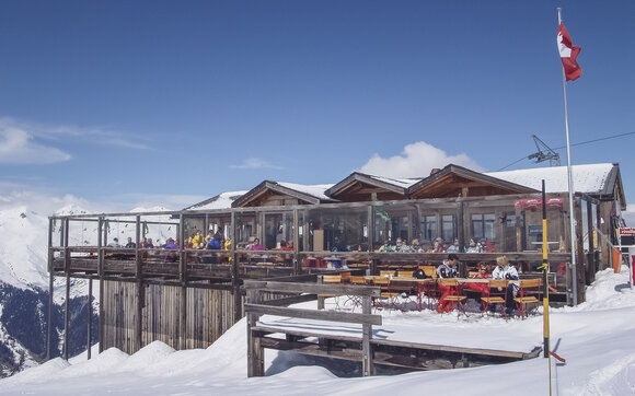 Sicht auf die mit Schnee bedeckte Hubelhütte im Skigebiet Rinerhorn. | © Davos Klosters Mountains
