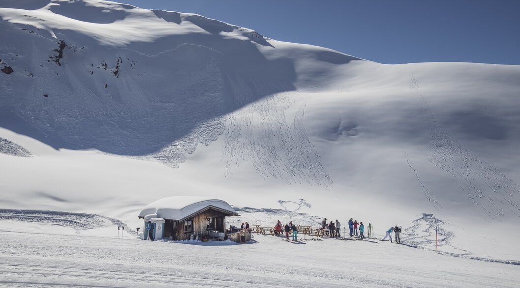 Nülli Bar zwischen unberührten Schneegipfeln bei gutem Wetter. | © Davos Klosters Mountains