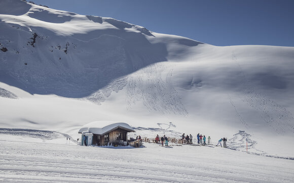Nülli Bar zwischen unberührten Schneegipfeln bei gutem Wetter. | © Davos Klosters Mountains