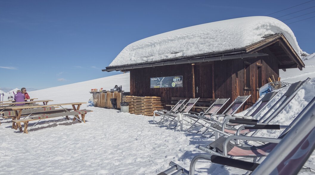 Liegestühle sorgen für die wahre Erholung in der Nülli Schneebar auf dem Rinderhorn. | © Davos Klosters Mountains