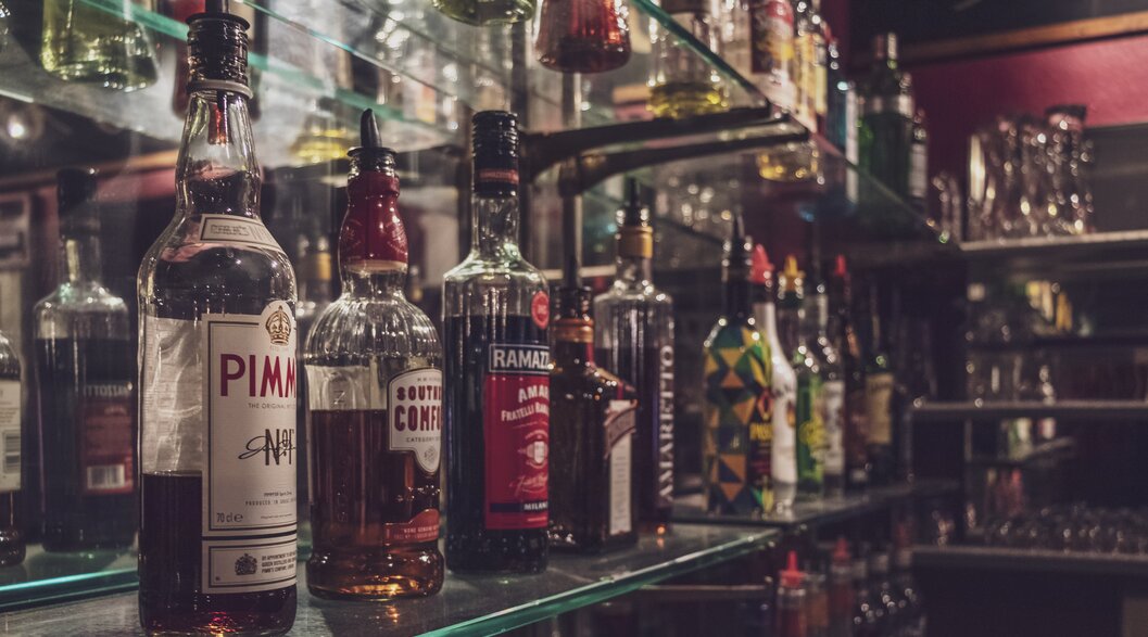Bottles stand behind the bar in the bar Bolgenschanze. | © Davos Klosters Mountains