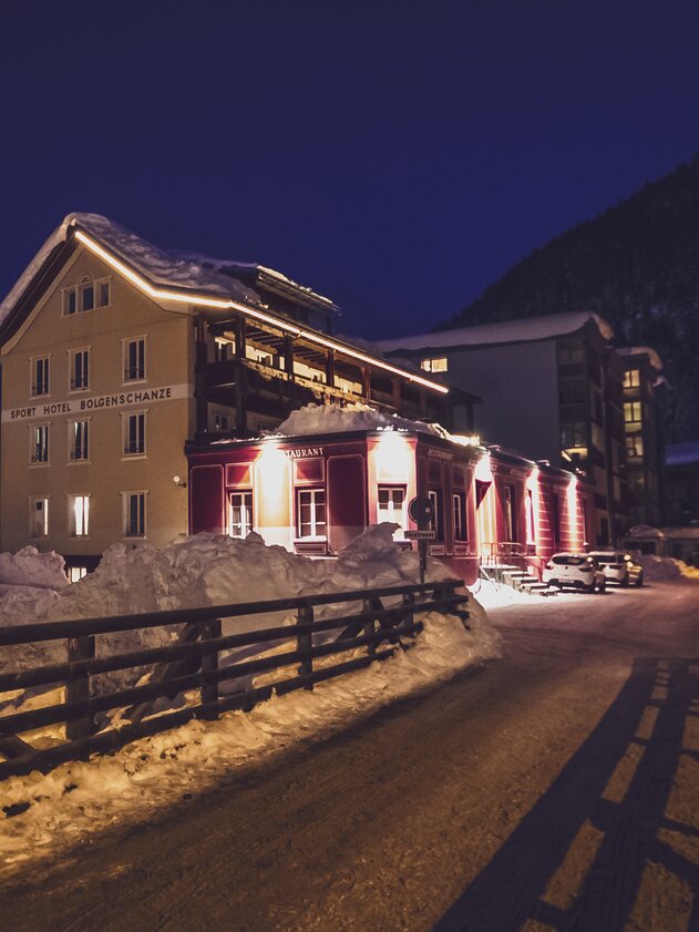 Bar Bolgenschanze in Davos Exterior view of the Bolgenschanze bar during a winter night.