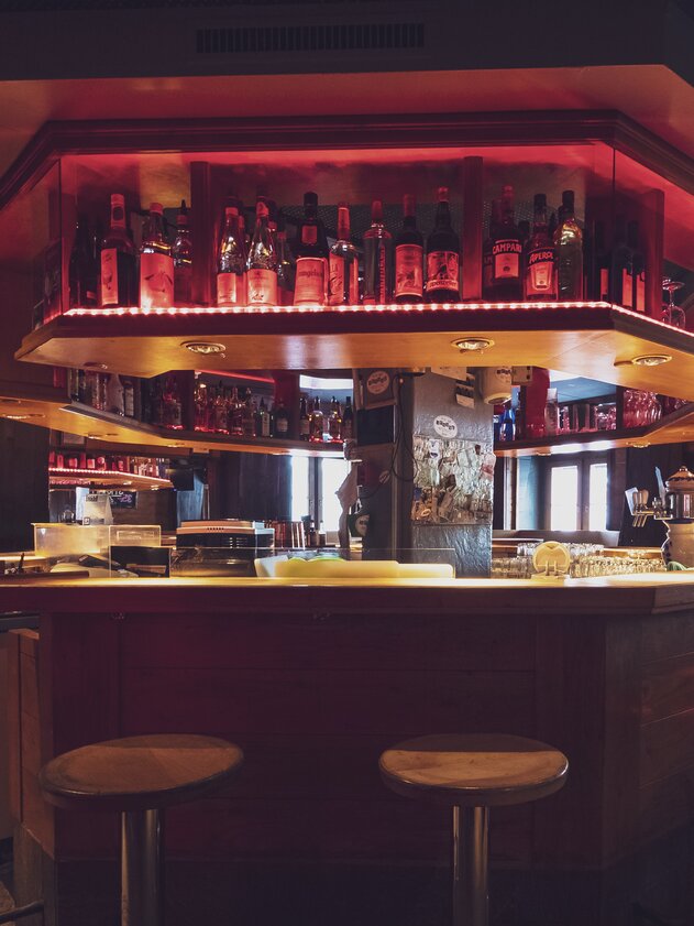Beleuchtete Bar in der Musikbar Rotliechtli in Davos. | © Davos Klosters Mountains