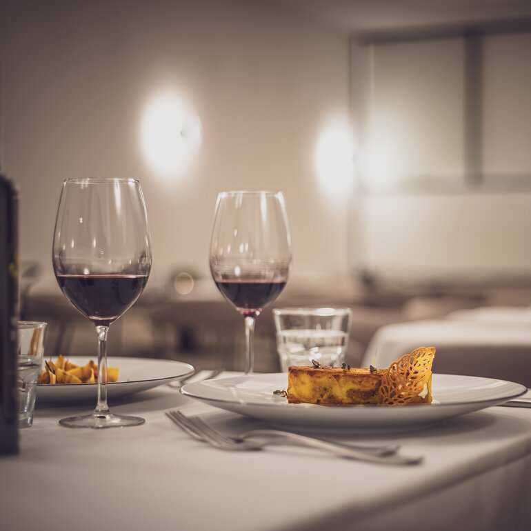 Table set with red wine us dessert | © Davos Klosters Mountains 