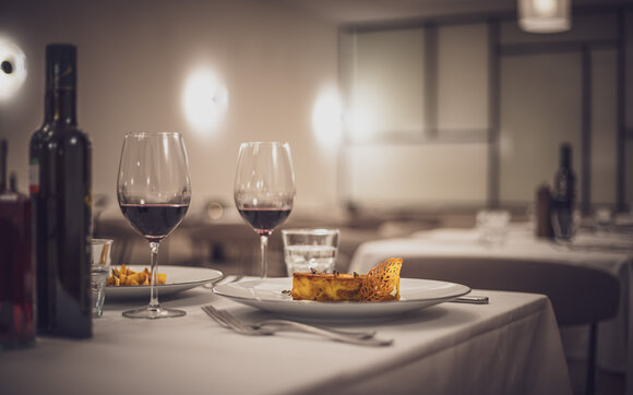 Table set with red wine us dessert | © Davos Klosters Mountains 