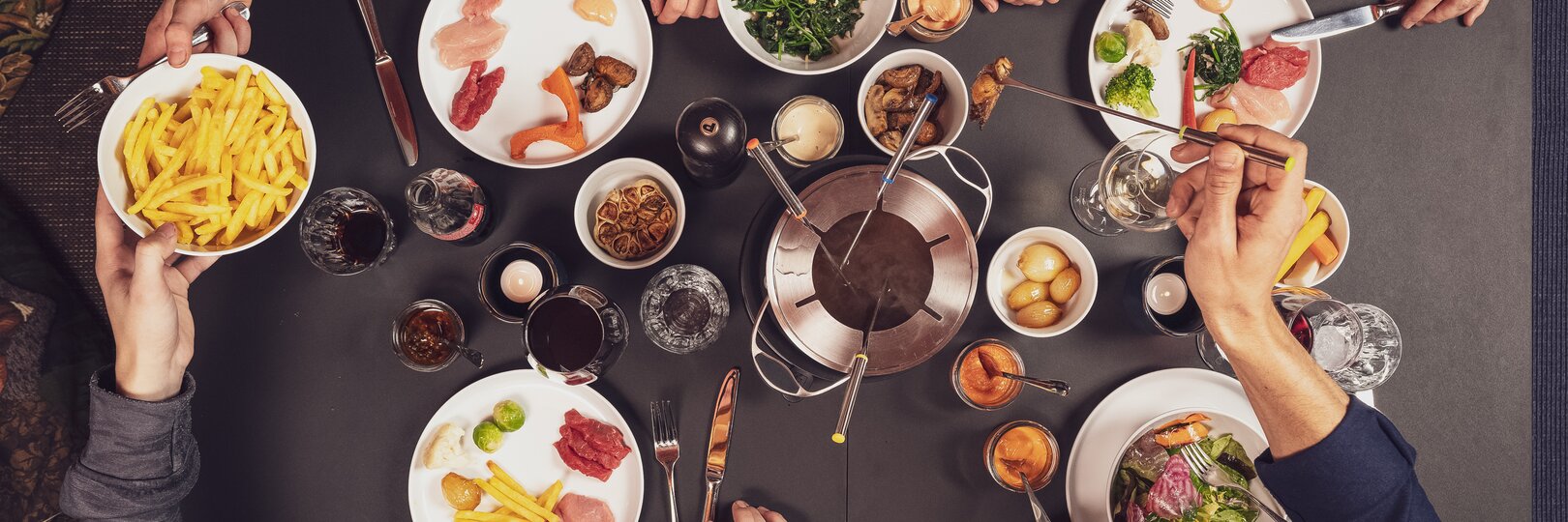 Gedeckter Tisch mit 4 Personen und  Fondue Chinoise  | © Davos Klosters Mountains 