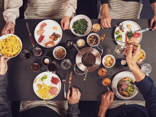 Gedeckter Tisch mit 4 Personen und  Fondue Chinoise  | © Davos Klosters Mountains 