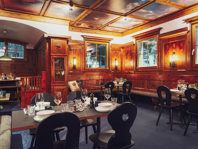 Restaurant mit mehreren gedeckten Tischen | © Davos Klosters Mountains 