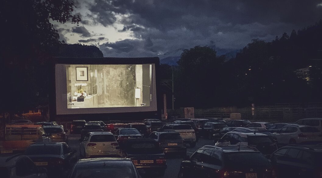 Mehrere Autos parkend vor Kinoleinwand | © Davos Klosters Mountains Several cars parked in front of cinema screen | © Davos Klosters Mountains
