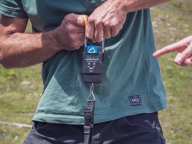 Abfall an der Wage | © Davos Klosters Mountains The organizer of the Clean-Up Days weighs the found waste. | © Davos Klosters Mountains
