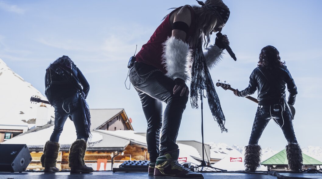 A cover band plays their concert during the Cover Festival Davos Klosters at the Parsennhütte | © Davos Klosters Mountains