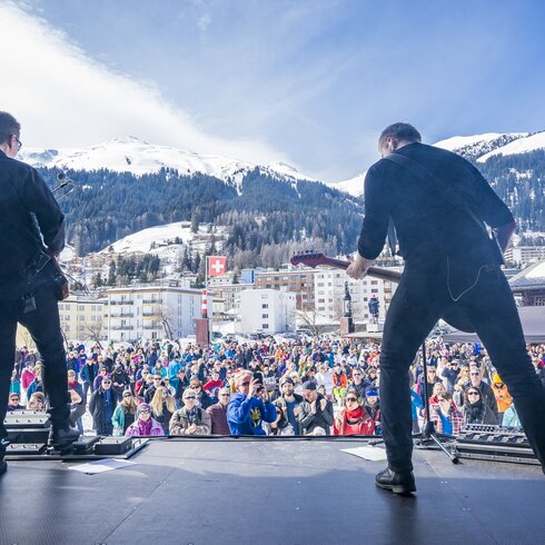 Eine Band am Cover Festival Davos Klosters beim Bolgenplaza | © Davos Klosters Mountains