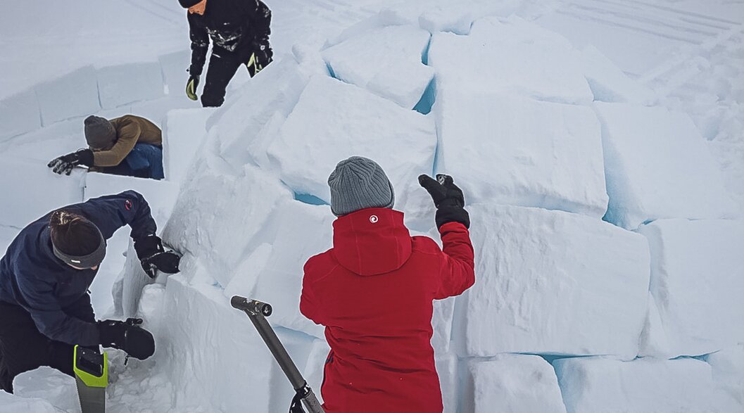 Four people build two igloos together and spend the night in them afterwards. | © Davos Klosters Mountains