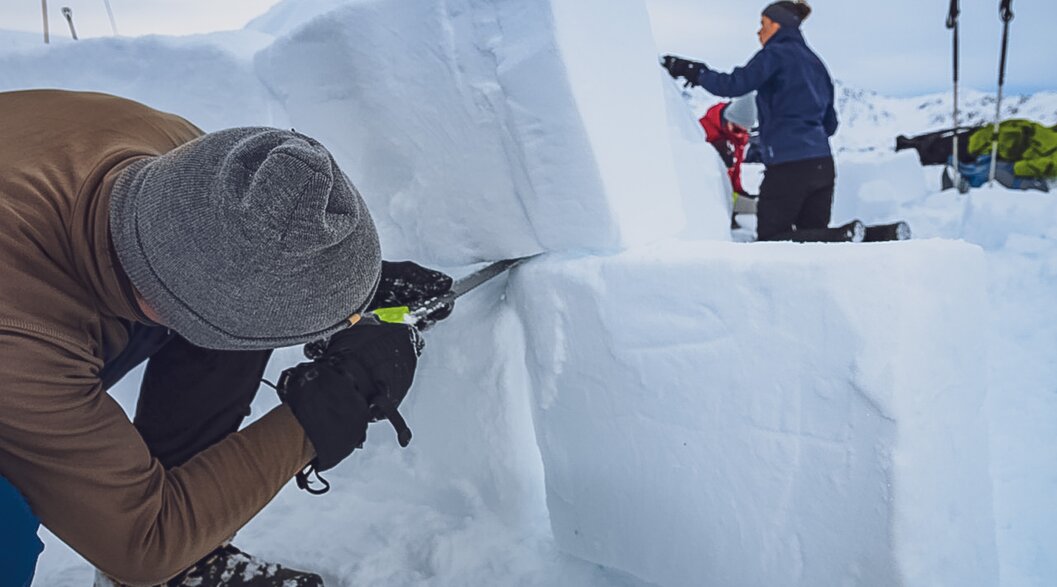 With the experience provider Pur erleben, you learn to build an igloo with snow blocks. | © Davos Klosters Mountains